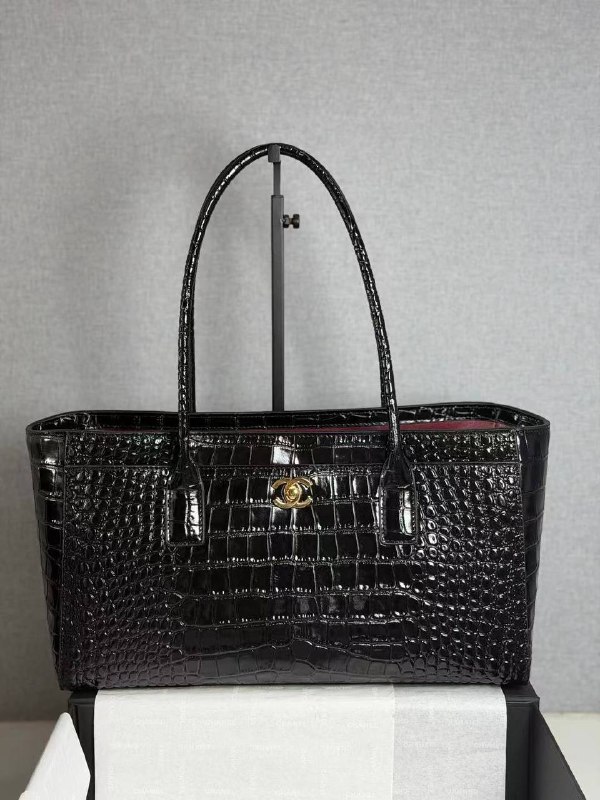 Чёрная сумка Chanel Small Shopping Bag